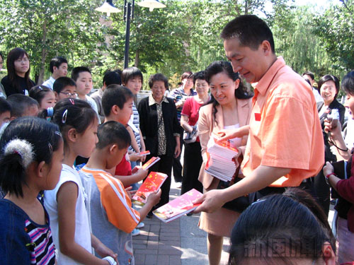六一儿童节，与通州妇联组织为单亲家庭孩子送国旗书