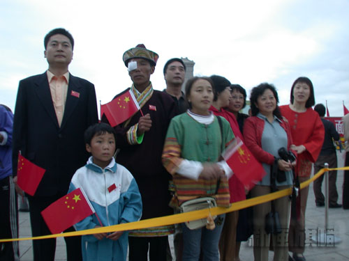 帮助西藏女童多吉实现她和父亲到北京看升旗、治眼睛的梦想